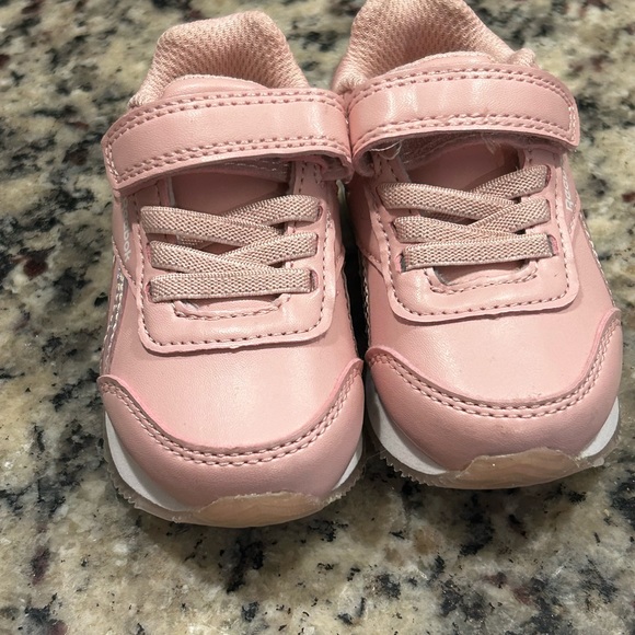 Kids Reebok shoes - Picture 2 of 4